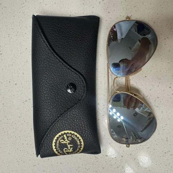 Ray-Ban Classic Gold Sunglasses with Dark Lenses display picture 1